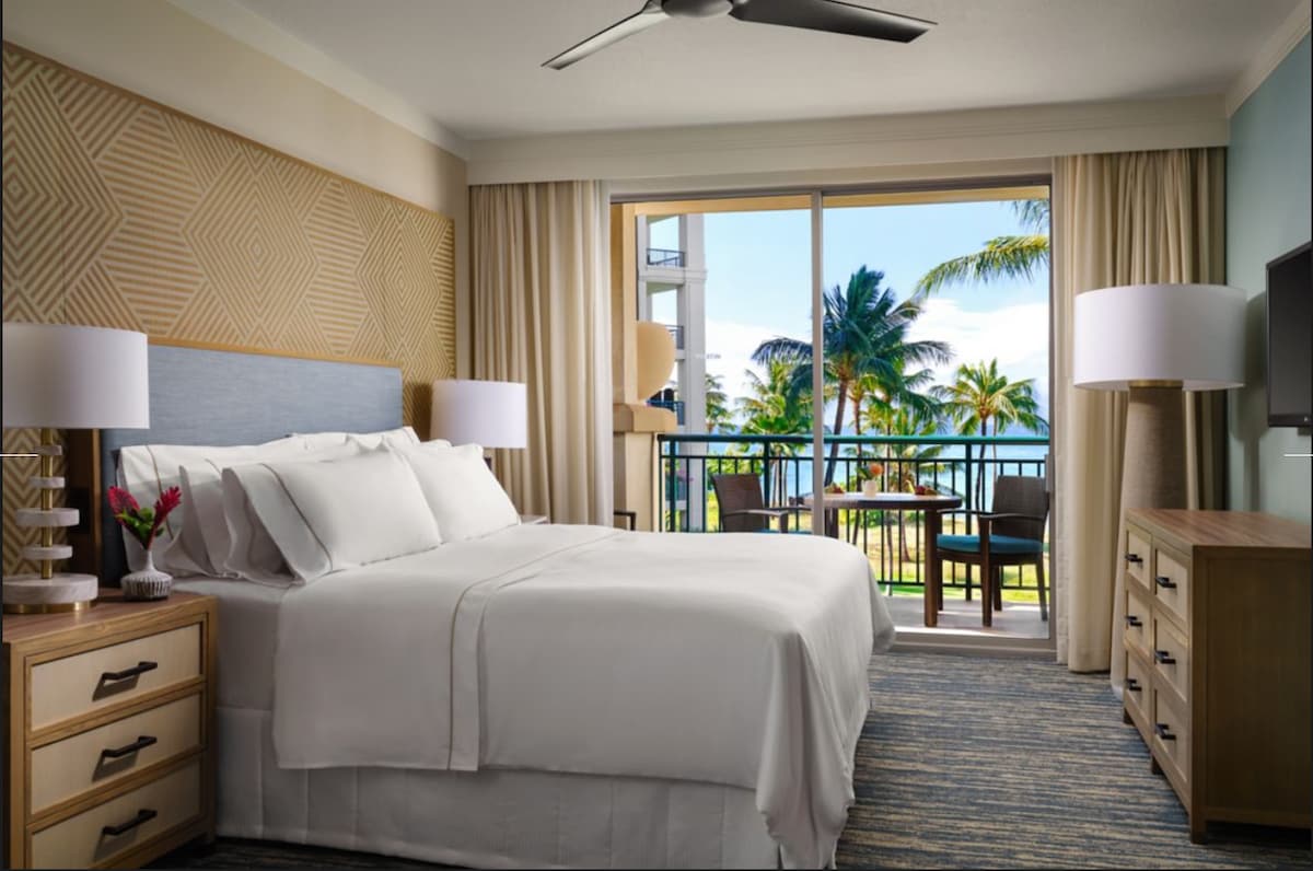 חדר שינה עם מיטת קינג