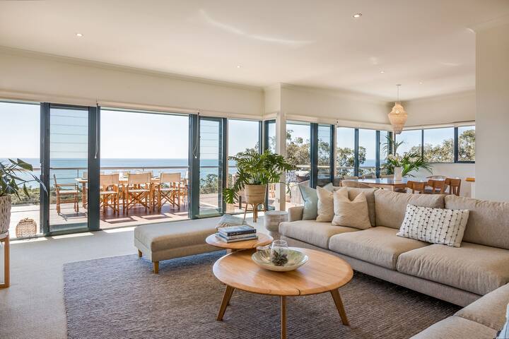 Bayview: Luxury beach home with panoramic views gallery image 4