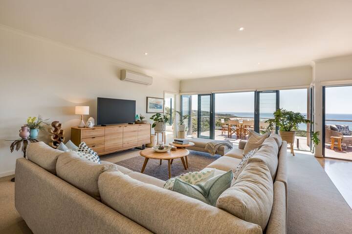 Bayview: Luxury beach home with panoramic views gallery image 3