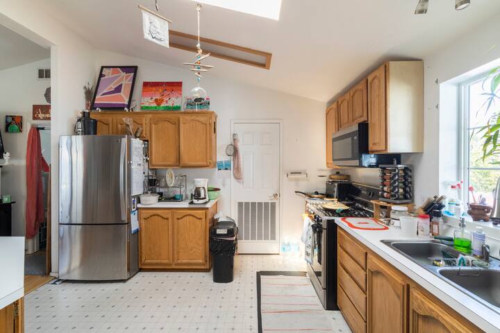 Quiet private bedroom in a home of 3 residents gallery image 5