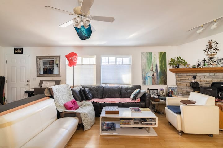 Quiet private bedroom in a home of 3 residents