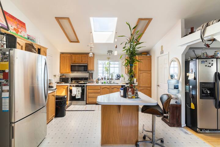 Quiet private bedroom in a home of 3 residents gallery image 2