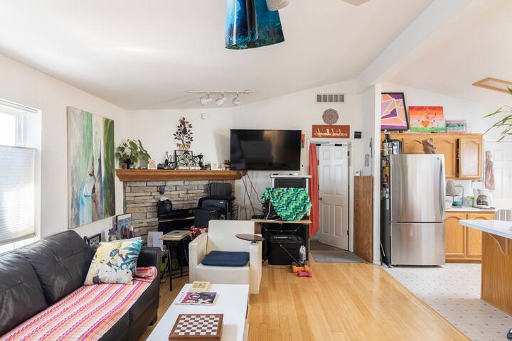 Quiet private bedroom in a home of 3 residents gallery image 4