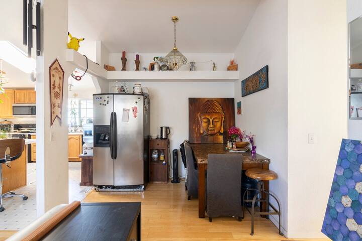 Quiet private bedroom in a home of 3 residents gallery image 3