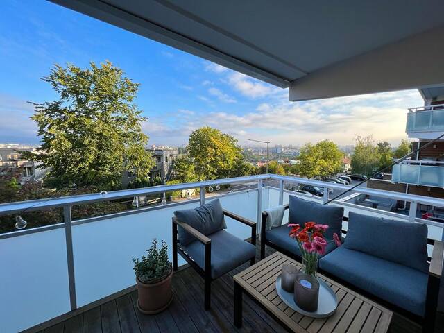 Moderne og romslig leilighet med utsikt over byen gallery image 2