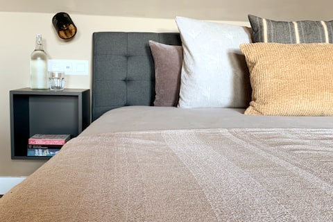 Popular Airbnb listing: Attic apartment in 1930's house in a quiet street. in Oost Vlaanderen