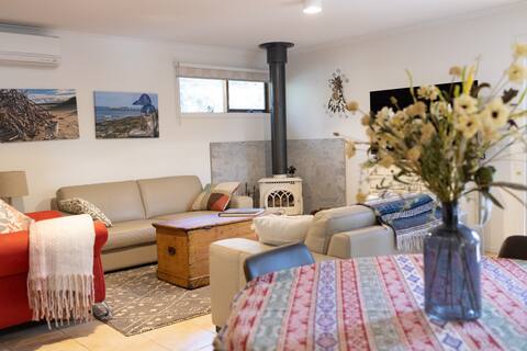 Popular Airbnb listing: delightful, WI-FI, linen, dogs-yes 300 mt. - beach in Inverloch