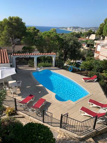 Casa con piscina, barbacoa y ping pong