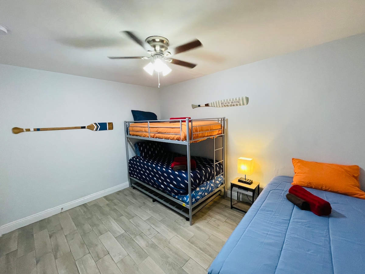 Двуетажното легло има разтегателен диван отдолу, където може да се постави допълнителен гел и матрак от мемори пяна, на който да спи друг човек