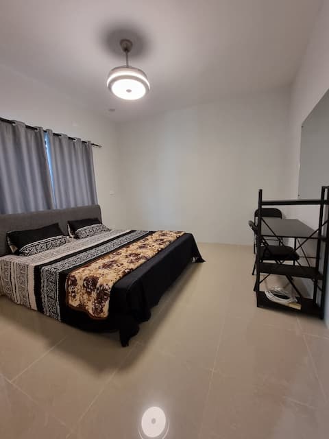 F4 Spacious 2-Bedroom w/free parking and Wi-Fi