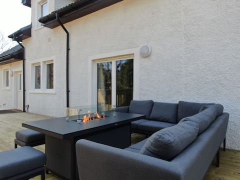 Luxury 6 bedroom villa with hot tub