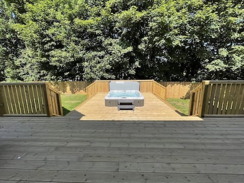 Luxury 6 bedroom villa with hot tub