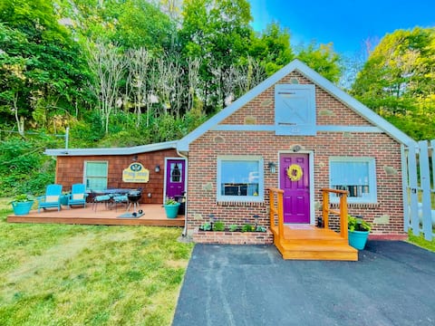 Cozy Corner Cottage - 2 bedroom home, pet friendly
