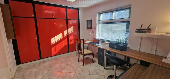 Hjemmekontor med 2 arbejdsstationer på eget kontor