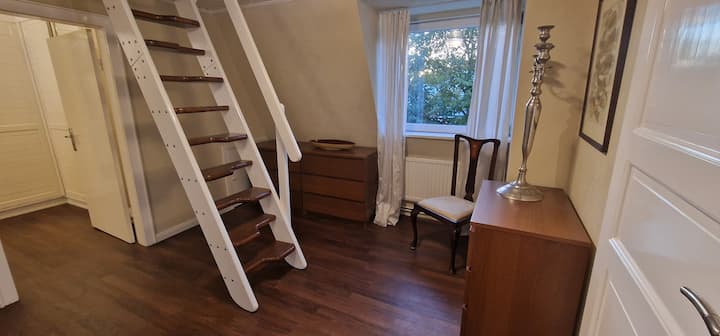 Stor gang ovenpå, adgang til loftet med 2 enkeltsenge og en luftmadras