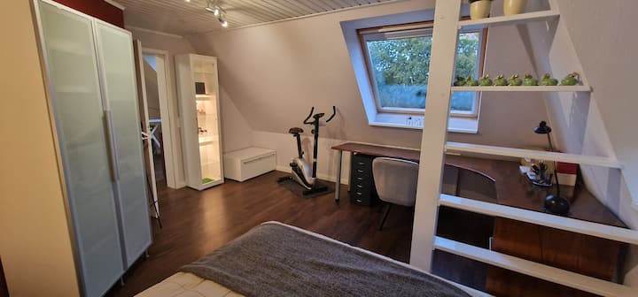 Soveværelse 2 med seng 140 x 200 og skrivebord