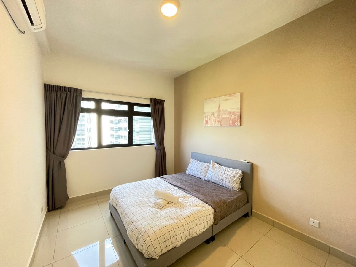 соба 2 со 1 брачен кревет (без вентилатор на таванот, само клима,но не грижете се, јорганот ни е дебел)