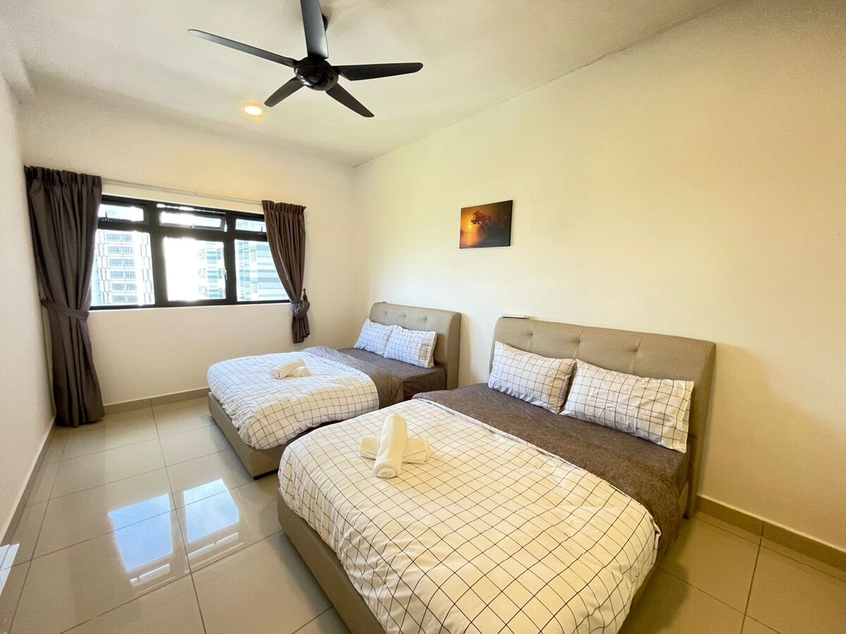 главна спална соба 2 брачен кревет (може да престојува 4 возрасни / 4 деца / 1 семејство, сѐ зависи од вас)