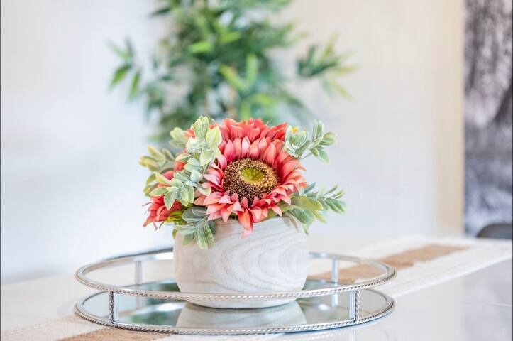 Spacious and Lively 2BD | Byward Market gallery image 5