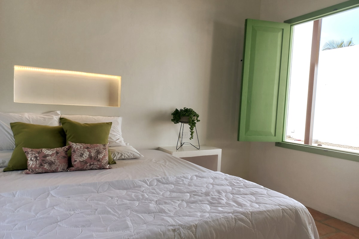 Soba 2 - bračni krevet (širine 180 - 200 cm