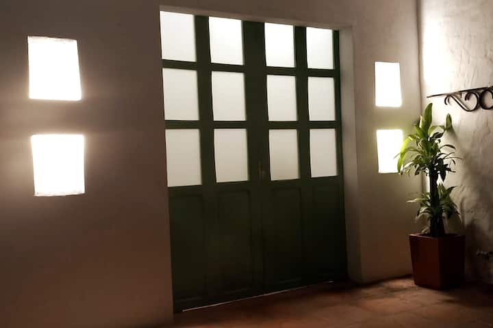 باب مدخل منزلق إلى الغرفة