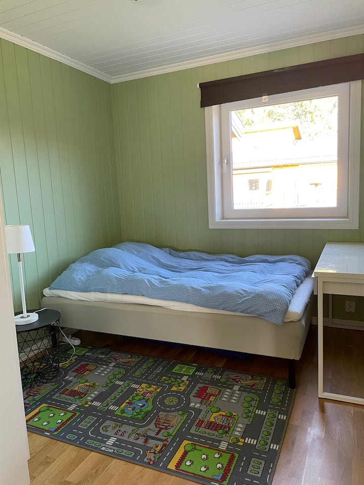 ห้องนอนพร้อมเตียงขนาด 120x200 ซม.
ตู้เสื้อผ้าที่มีโอกาสแขวน/ใส่เสื้อผ้า