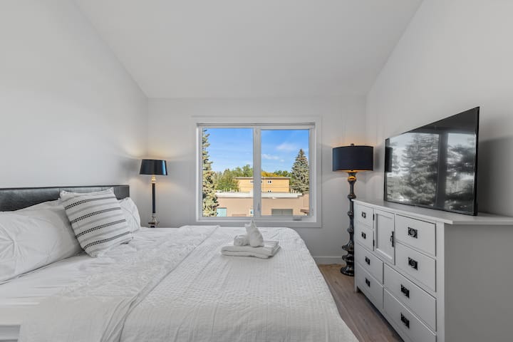 King size Master bedroom kwenye ghorofa ya pili na ensuite na kutembea katika chumbani