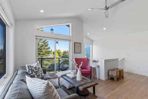 Successful Airbnb property: Stylish 2 Beds 2 Baths Townhome | Working desk in Banff Trail