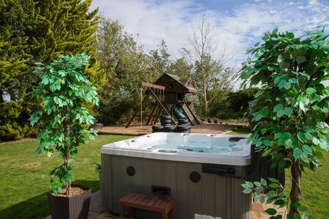 Deluxe 4/5 Bed House with Hot Tub, Cinema Room 15+