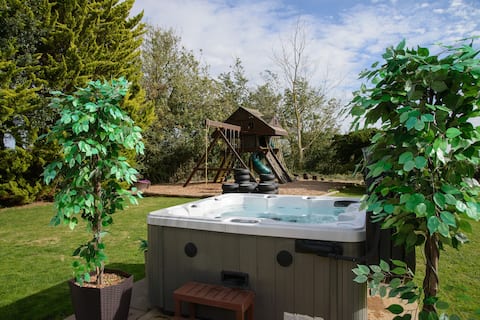 Deluxe 4/5 Bed House with Hot Tub, Cinema Room 15+