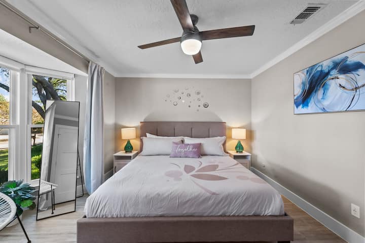 La chambre confortable n °2 dispose d'un lit King Size avec matelas en mousse à mémoire de forme, d'un ventilateur de plafond, d'un miroir pleine longueur, d'une chaise pour lire des livres ou tout simplement pour se détendre