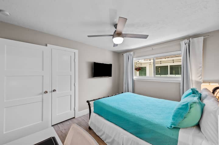 La chambre n °3 dispose d'un lit Queen Size situé de l'autre côté de la maison, en face de la demi-salle de bains, avec télévision intelligente et rideaux occultants, terrasse et chaise pour travailler, parfaite pour les parents qui travaillent à distance avec de nombreux appels Zoom