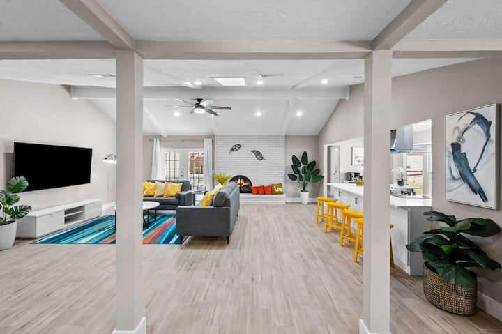 Aménagement ouvert avec un salon spacieux qui facilite le partage de temps précieux avec votre famille ou vos amis