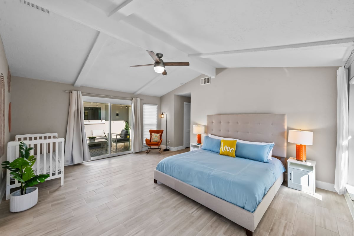 Master საძინებელი მეფე ზომის საწოლი მეხსიერების ქაფი ლეიბები, უშუქო ფარდები, ჭერი გულშემატკივართა, rocking თავმჯდომარე burse თქვენი ჩვილი ან წაიკითხა წიგნები ან უბრალოდ დაისვენოთ