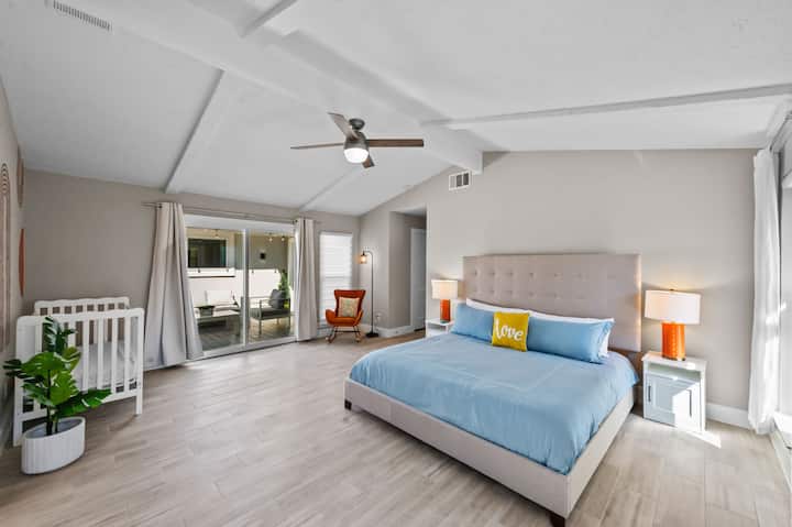 Chambre principale avec matelas en mousse à mémoire de forme King Size, rideaux occultants, ventilateur au plafond, une chaise à bascule pour nourrir votre bébé ou lire des livres ou tout simplement se détendre