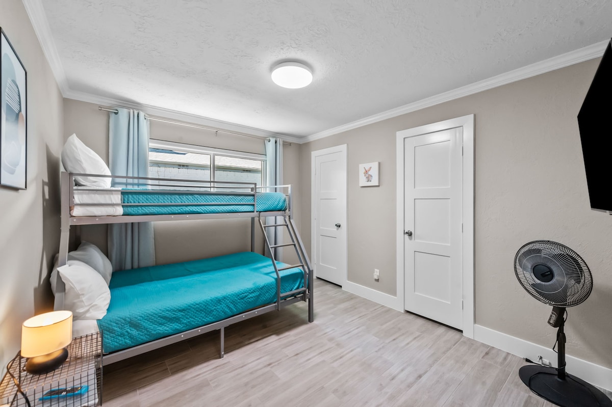 Საძინებელი #4 აქვს ორსართულიანი საწოლი ქაფის მატრასით, ტყუპი თავზე, სრული ქვედა ნაწილში, უშუქო ფარდები, SMART HDTV, პორტატული ვენტილატორი