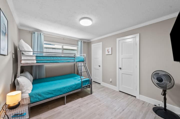 La chambre n °4 dispose d'un lit superposé avec matelas en mousse, lits jumeaux sur le dessus, complet sur le bas, rideaux occultants, télévision HD intelligente, ventilateur portable