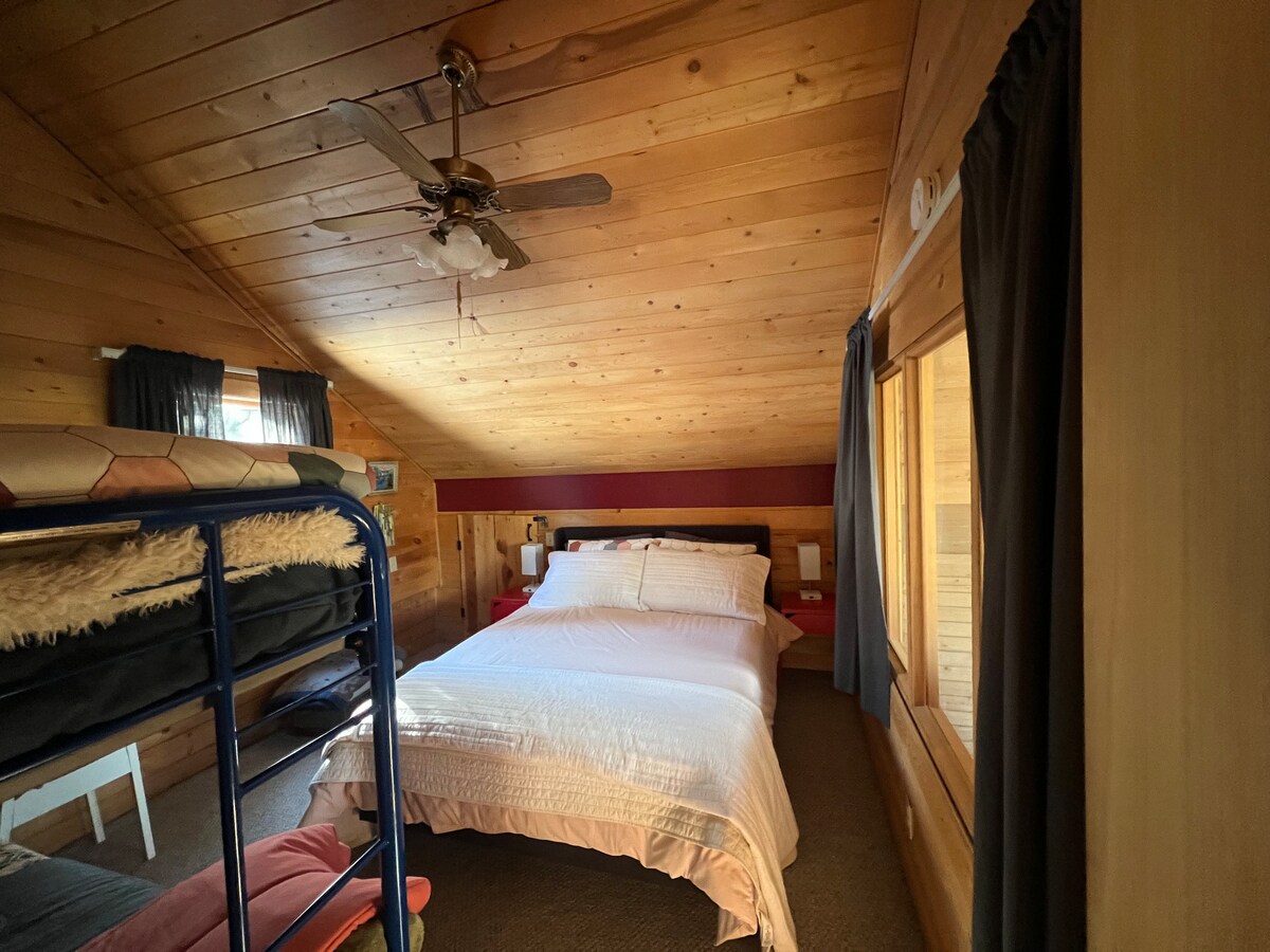 ห้องนอนส่วนตัวชั้นบนพร้อมเตียงขนาดควีนไซส์และเตียงสองชั้นคู่ 