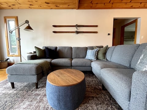 Top Airbnb: Canadiana Fall Colours ~ Lakeside near Bon Echo in North Frontenac