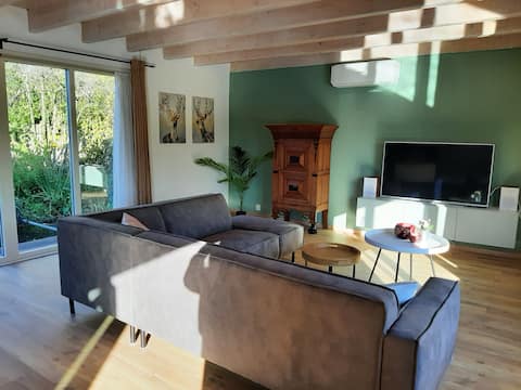 Top Airbnb: Oasis in the city, spacious houseboat, incl. parking in Noord