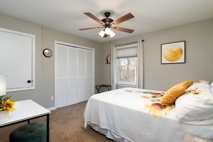 Chambre tournesol/lit queen