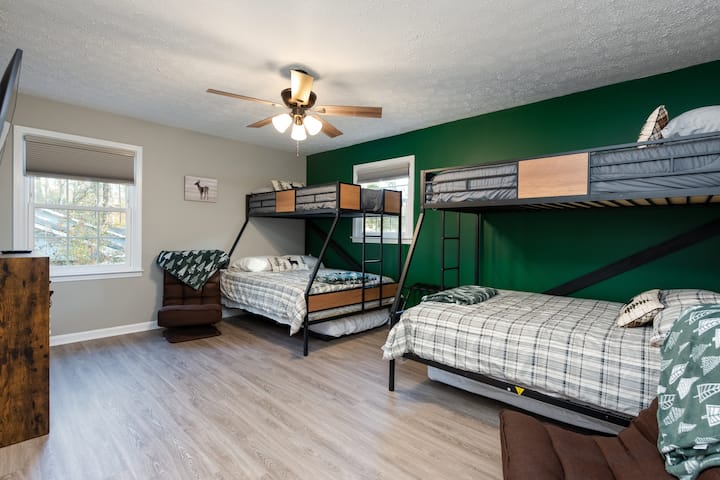 Chambre avec cerfs ou chambre avec lits superposés - avec gigognes, peut accueillir plus de 8 personnes (2) matelas Queen Air dans le placard.