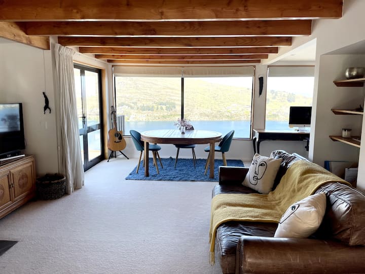 Spectacular Lake & Mountain Views! Fab Home! - Queenstown