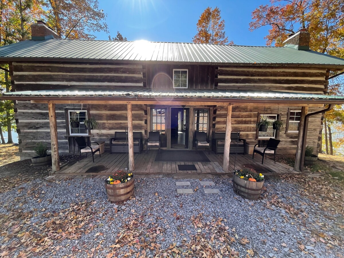 Lakefront Cabin 3BR 2BA All Season Lake Views! Cabins for Rent in