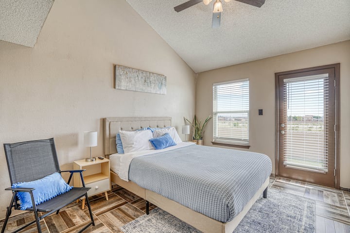 Das blaue Zimmer verfügt über ein Queensize-Memory-Schaumstoffbett mit 55-Zoll-Smart-TV und Ventilator mit USB-Anschlüssen zum Aufladen deines Handys.  Dieses Zimmer verfügt über einen Balkon mit schönem Blick auf die Frankliner Berge und das Spa und den Pool darunter!  Fantastisches Zimmer!