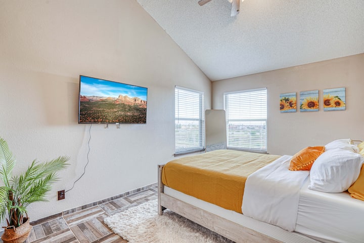 Das Sonnenblumenzimmer verfügt über einen 55-Zoll-Smart-TV mit einem Queen-Memory-Schaumstoffbett und USB-Anschlüssen zum Aufladen und einen Ventilator für Komfort.  Dieses Zimmer verfügt über erstaunliches natürliches Licht.
