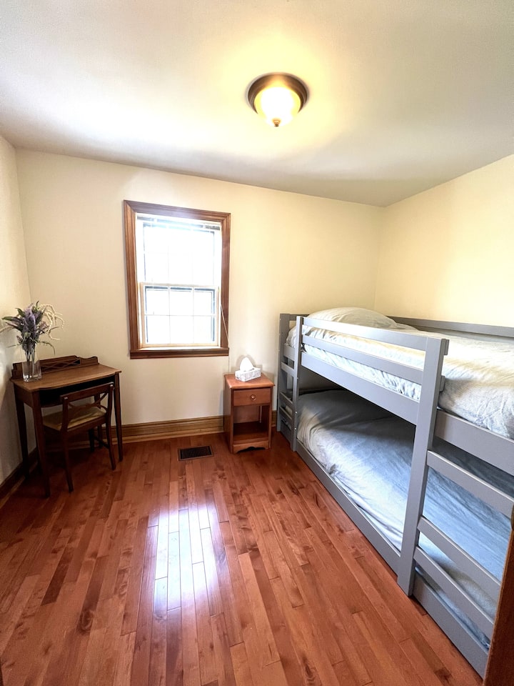 Удобните душеци со две лица на овој низок кревет на спрат овозможуваат одличен ноќен сон, без оглед на вашата возраст.  Сместено на вториот кат, најблиску до одличната соба, лесно е да внимавате на малите додека имате време за себе.