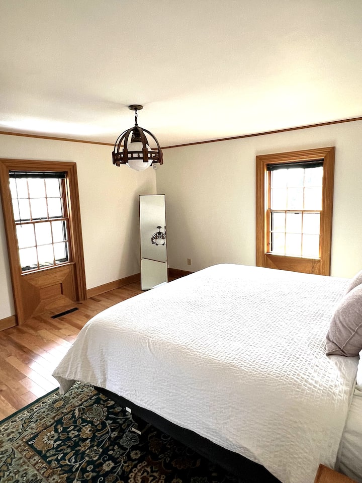 Оваа пространа соба вклучува луксузен брачен кревет и поглед кон океанот од двата прозорци. Сместена на главниот кат, оваа соба е совршена за оние со проблеми со подвижноста кои сметаат дека скалите се тешки. Исто така, може да собере и креветче со две лица, достапно на барање.