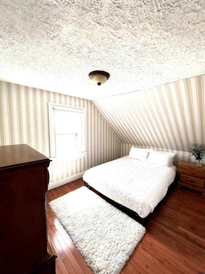 Заспијте да спиете покрај океанските бранови додека се сместувате во текот на ноќта во овој кадифен брачен кревет. Разбудете се од сонцето кое ѕирка над заливот Сент Маргарет или држете ја собата да затемнува заслепува уште неколку часа одмор. Вклучува плакар и гардеробер.