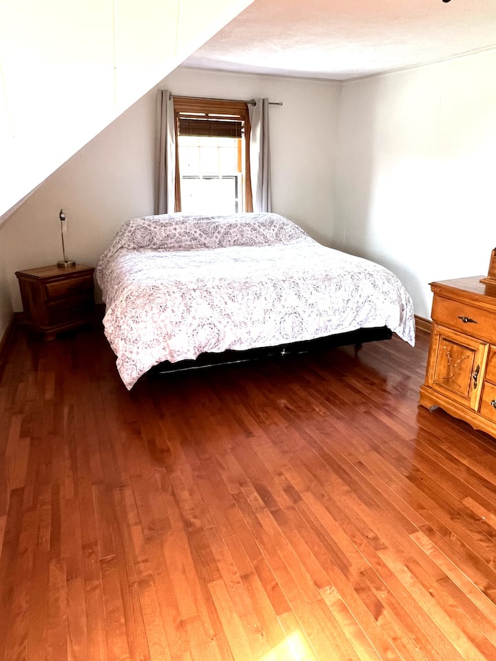 Качете се во овој удобен брачен кревет, лоциран на горниот кат со поглед на задниот двор и плажата во Квинсленд во далечината. Вклучува гардеробер со целосна големина, плакар и кошарка за играње со дополнителен душек.  